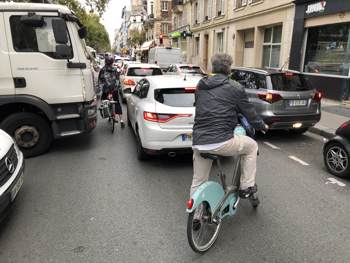 LCyclable's tweet photo. La France a signé pour réduire la vitesse max à 30km/h dans les villes, “où usagers vulnérables et voitures se mélangent”

👉 #StockholmDeclaration
👉 19/20 février 2020

https://t.co/wp2hw7ZwE1 https://t.co/SJnXuZuXEC
