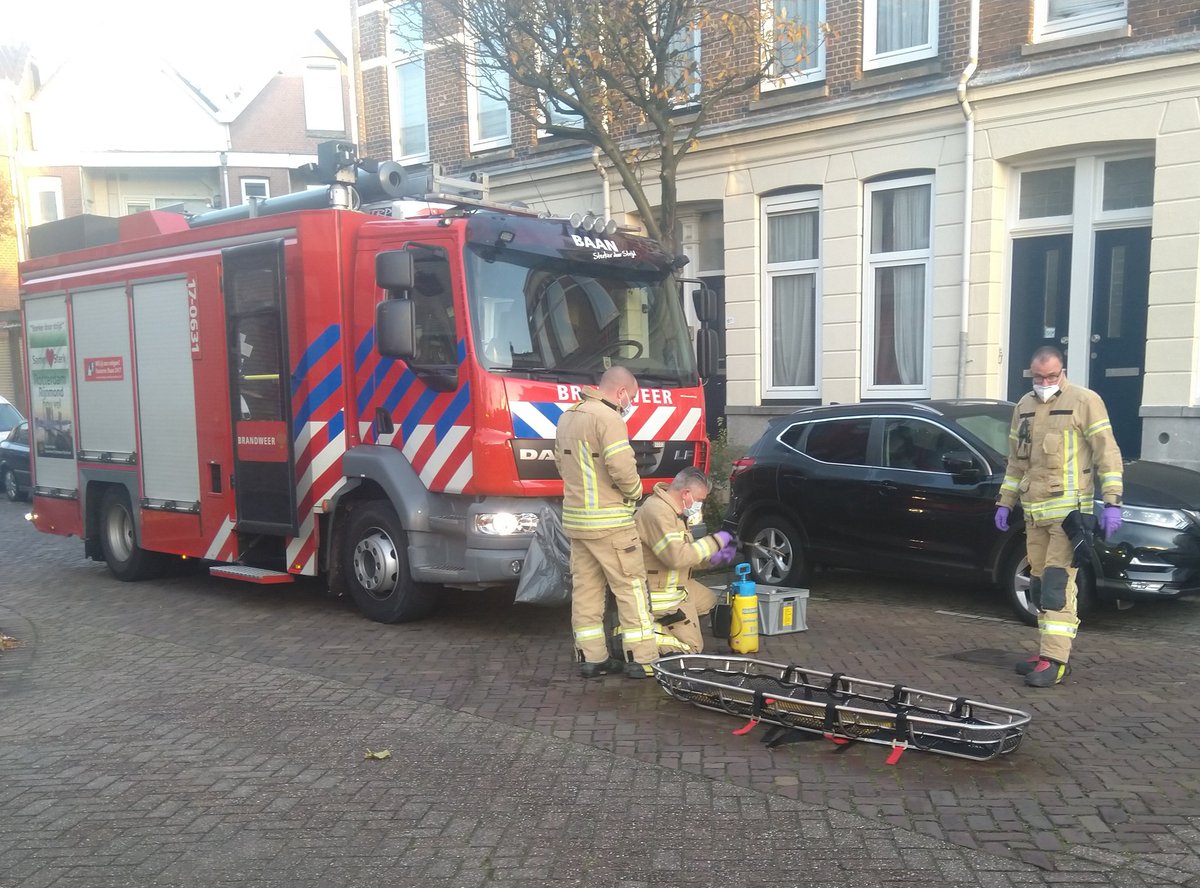 Uitruk 3 is Covid-19 gerelateerd. Na de assistentie van de <a href="/AmbulanceRR/">Ambulance Rotterdam-Rijnmond</a> worden de materialen en het ingezette personeel ontsmet. We dragen standaard mondkapjes en dragen speciale overalls om verspreiding van het virus te beperken. Samen met <a href="/KazBaan/">Kazerne Baan</a> en <a href="/KazBSL/">Kazerne Bosland</a>