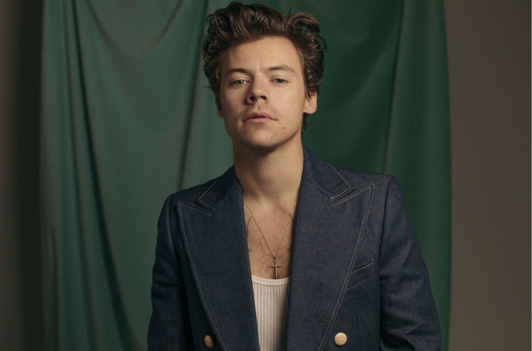 #PWBanget NEW ENTRY
.
.
.
Harry Styles Lepas Video Musik ‘Golden’ dari Album “Fine Line” Video musik lagu ini tergolong sederhana karena hanya menghadirkan Harry yang sedang menikmati pemandangan dengan berlari, berenang, dan sebagainya di Amalfi Coast Italia.