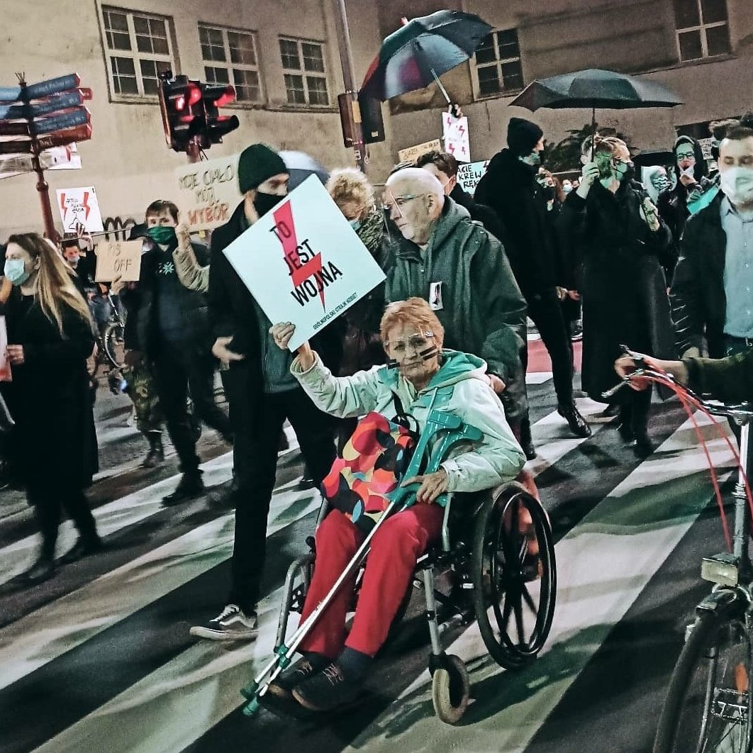 karoxvz's tweet photo. Niech to powerful zdjęcie okrąży cały Internet 🥺 #protestkobiet https://t.co/gDtFkePpq4