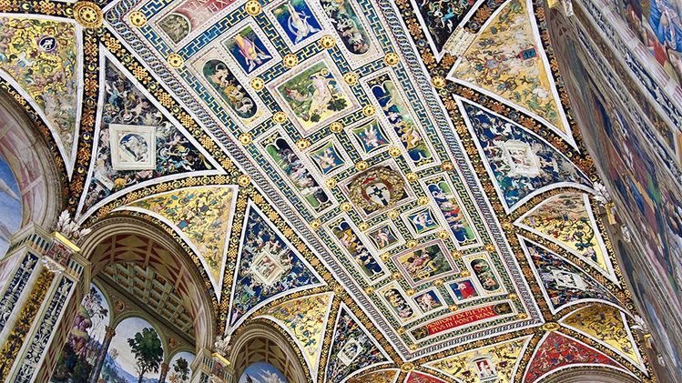Interior of the duomo of 📍 Siena, do you find it suggestive? #walkingaroundItaly #ItaliaViva #27ottobre #traveling #arte #photo #photographer #Italy