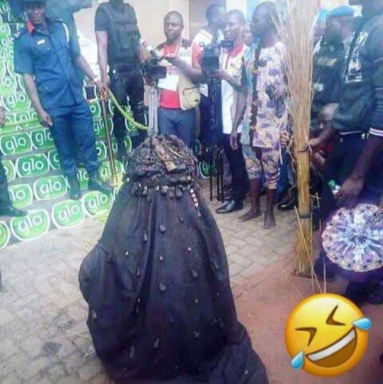 Doctorseyi's tweet image. Benin youth brought out AYELALA so the government can swear they aren't the ones who opened the prison.

They can't 🌚. We’re still on the matter 😂.

Sanwo-Olu | Yahaya Bello | Fajr | Amanpour