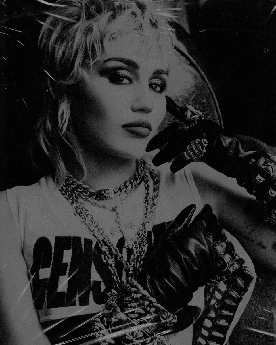 MileyCyrusITA's tweet photo. Manca esattamente un mese a #PlasticHearts! Gli Smilers italiani possono ingannare l'attesa con una bella notizia: #MidnightSky ha raggiunto la top 5 della #AllRadio ed è la 5a canzone più passata nel nostro paese nella 1a metà di questa settimana! 💪🏻 🇮🇹

https://t.co/i8i6B2PqRH https://t.co/m23UBAR5BM