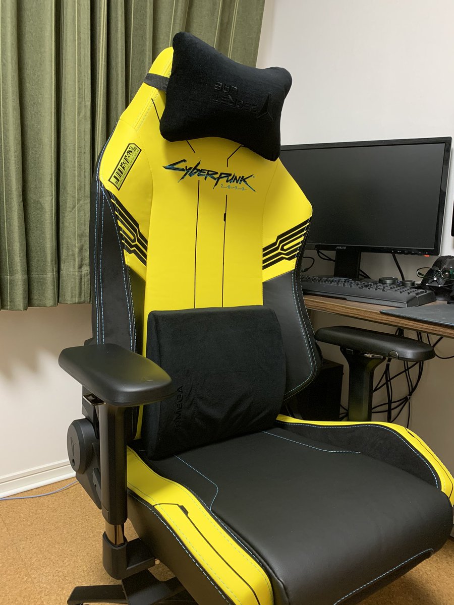 ついに我が家にも届いた #サイバーパンク2077 のゲーミングチェア