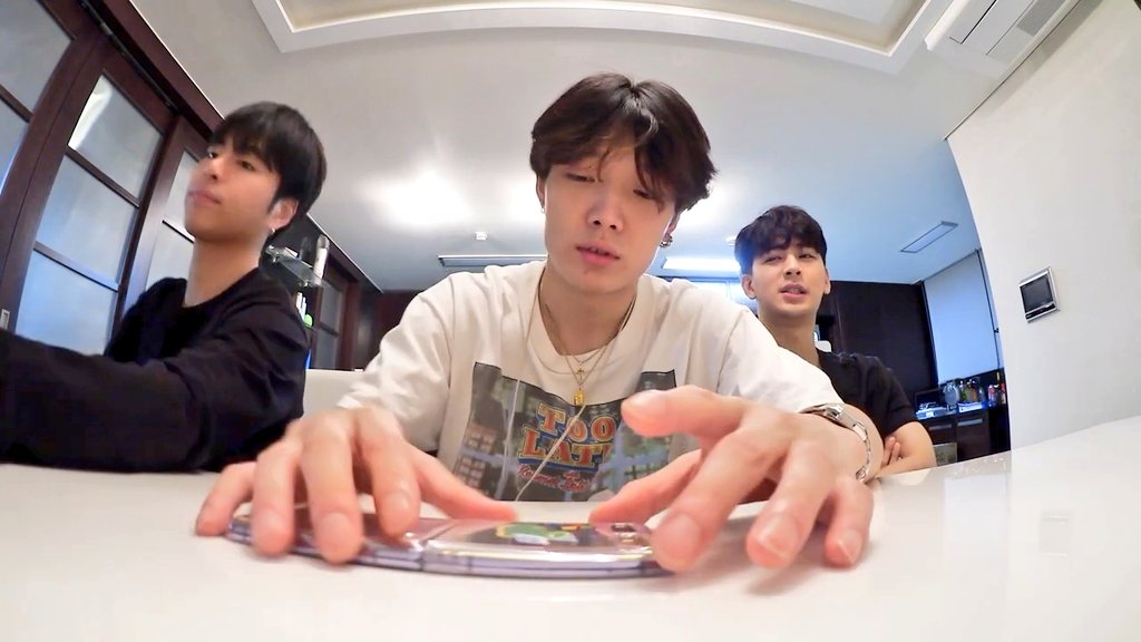 purplekimbab's tweet photo. Bobby flexing his phone ahahsh 📱

#Bobby #iKON #KonyLog
#바비 #아이콘 @bobbyranika https://t.co/GcZ3nQZ9tD