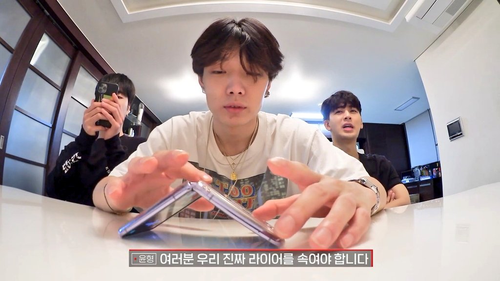 purplekimbab's tweet photo. Bobby flexing his phone ahahsh 📱

#Bobby #iKON #KonyLog
#바비 #아이콘 @bobbyranika https://t.co/GcZ3nQZ9tD