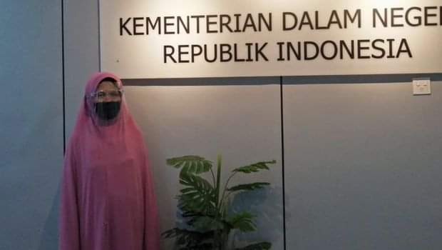 ApriliaLin's tweet photo. Kisah seorang Ibu dari Surabaya yang mengurus surat kematian anaknya hingga ke Mendagri di Jakarta. https://t.co/qXd5k4Mg7O