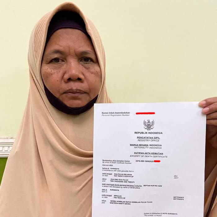 ApriliaLin's tweet photo. Kisah seorang Ibu dari Surabaya yang mengurus surat kematian anaknya hingga ke Mendagri di Jakarta. https://t.co/qXd5k4Mg7O