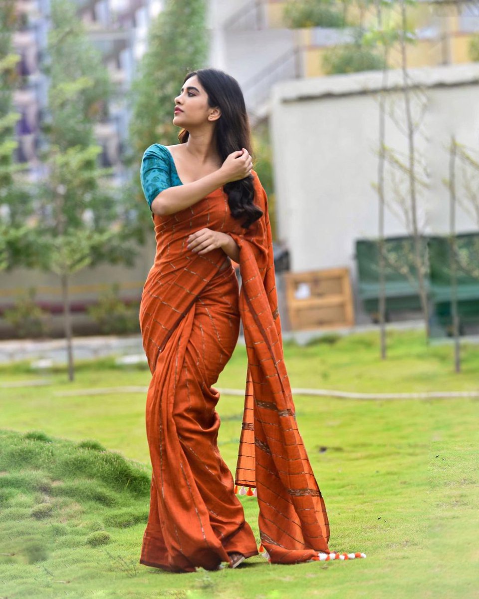 HydTimes's tweet photo. Flaunt your love for sari this festive season just like @NabhaNatesh
#festivetime #sarilove #popcolours #stylish #ethnicwear #bosslady #blue #rust #photoshoot #NabhaNatesh #Tollywood https://t.co/9qPb1lR6Nn