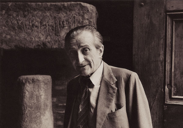 Oggi nel 1921 nasceva #AntonioCederna, archeologo, urbanista, parlamentare e amministratore pubblico a difesa del patrimonio storico-artistico e paesaggistico del nostro paese. Nel 1993 fu nominato primo Presidente dell’Azienda Consortile del #ParcoAppiaAntica. Grazie per tutto!
