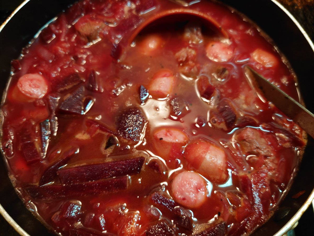 オリーブオイルを買う銀杏宮臭仁 いちょうのみやくさひと ฅ ﻌ ฅ 久々にボルシチを作っておる 昔ロンドンのグルジア料理店で食べたやつをイメージして ビーツを大量に突っ込んでみた