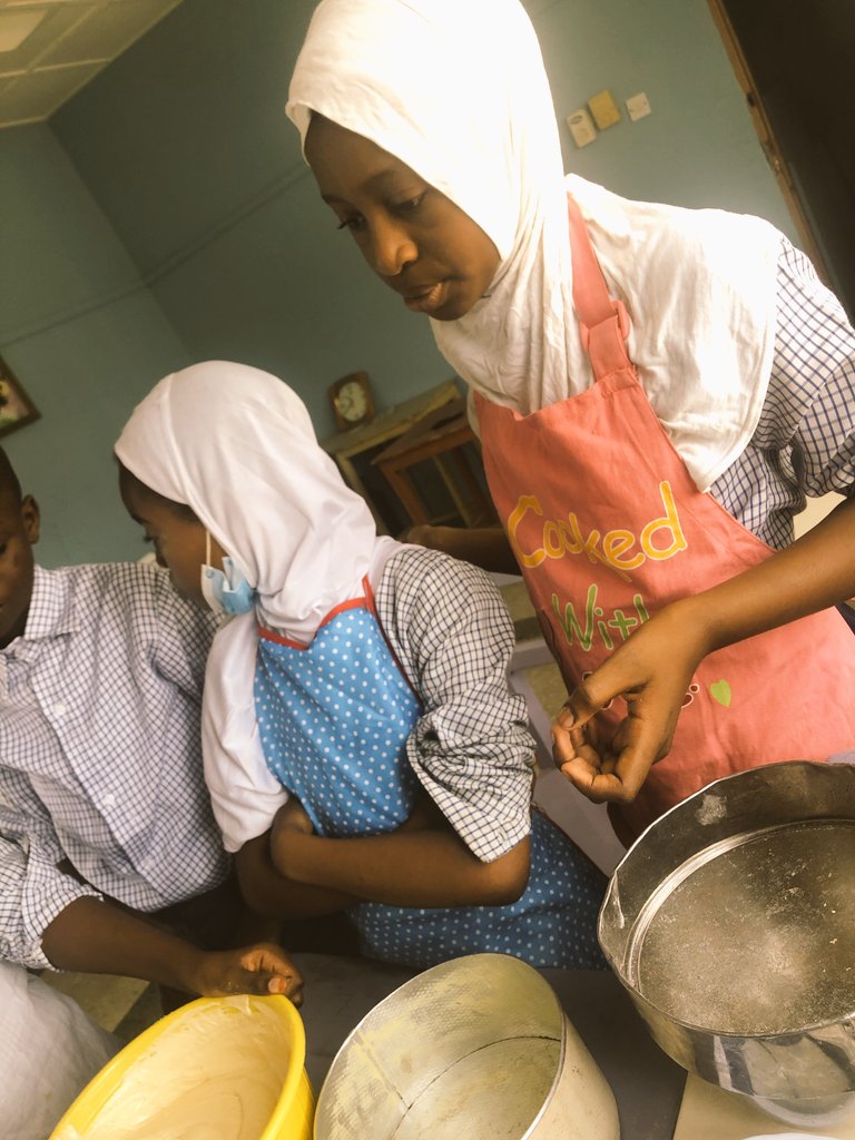 Rtr_Alausa's tweet photo. Student on their practical section. #HomeEconomics
#BakingofCake
#AuntyLailaPrivateSchool
#Hotoro
#Kano
#Basic5 https://t.co/3YJ5BZeWJu