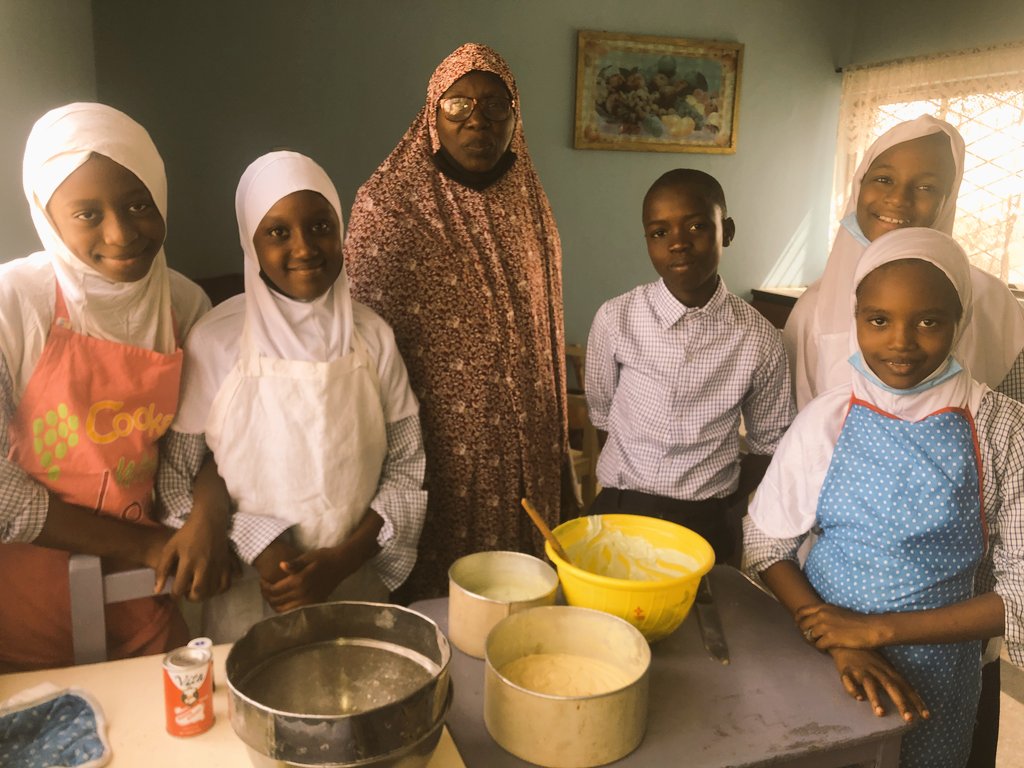 Rtr_Alausa's tweet photo. Student on their practical section. #HomeEconomics
#BakingofCake
#AuntyLailaPrivateSchool
#Hotoro
#Kano
#Basic5 https://t.co/3YJ5BZeWJu