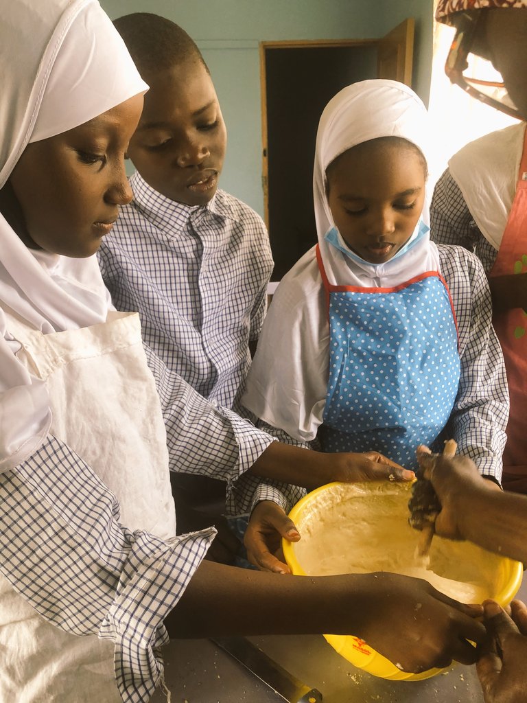 Rtr_Alausa's tweet photo. Student on their practical section. #HomeEconomics
#BakingofCake
#AuntyLailaPrivateSchool
#Hotoro
#Kano
#Basic5 https://t.co/3YJ5BZeWJu