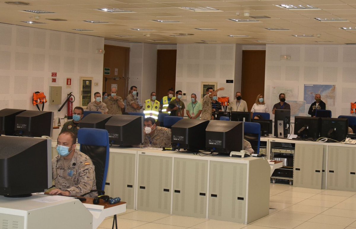 EjercitoAire's tweet photo. El viernes pasado, como parte del #mediaday, un grupo de periodistas tuvo la oportunidad de conocer de cerca el trabajo de #GRUALERCON y su imprescindible labor de control para las aeronaves participantes en el #OceanSky2020. #ElValordeunEquipo #SomoselAire https://t.co/I6hUGRsWM0