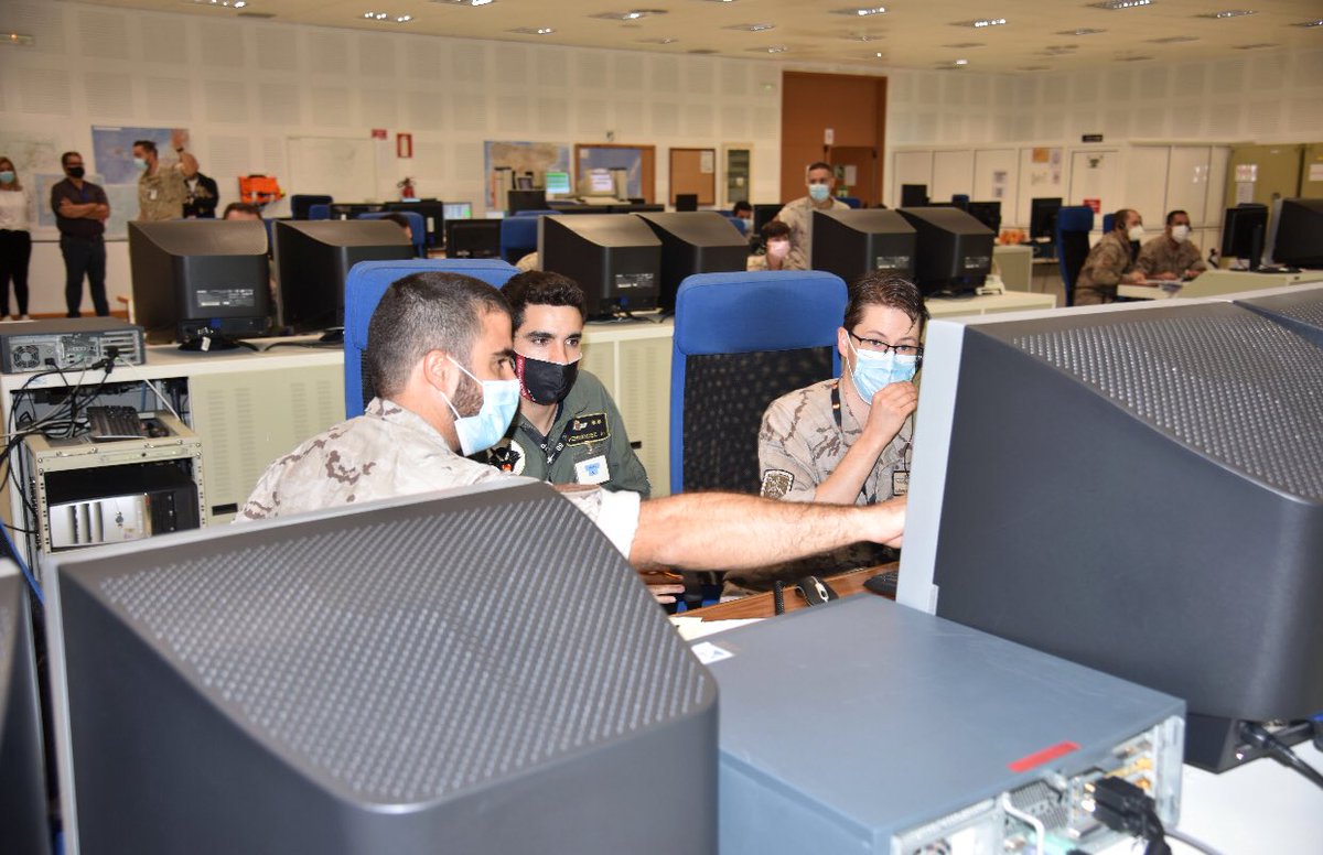 EjercitoAire's tweet photo. El viernes pasado, como parte del #mediaday, un grupo de periodistas tuvo la oportunidad de conocer de cerca el trabajo de #GRUALERCON y su imprescindible labor de control para las aeronaves participantes en el #OceanSky2020. #ElValordeunEquipo #SomoselAire https://t.co/I6hUGRsWM0