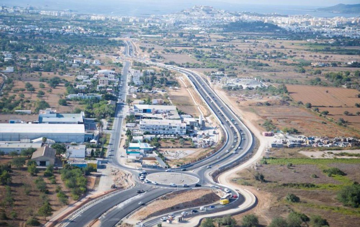 formallorca's tweet photo. Ja comencen a estar finalitzades les "ampliacions de la carretera" de Santa Eulàlia de's Riu 🙈 https://t.co/XIHU0ADJl5