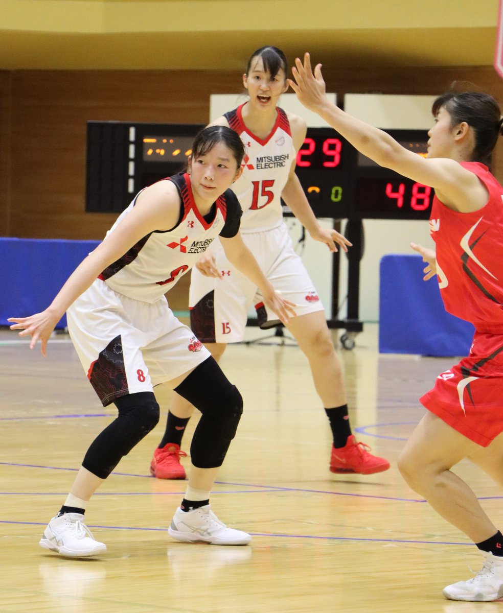 ヒサ リュウさんのパスカット 次回のシーンと連続写真になります ボールマンにプレスをかけていたレブさんとハクさんの声かけに反応したリュウさんのパスカット 川井麻衣 選手 リュウ さん 三菱電機コアラーズ Team Wリーグ 踏み出せ バスケで