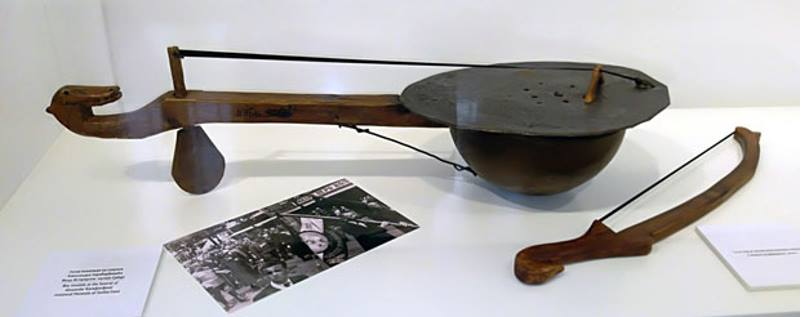 MeettheSerbs's tweet photo. One of the most interesting items preserved from #WW1 is the Serbian #music #instrument called #gusle made of a French army helmet.
Један од најзанимљивих предмета сачуваних из времена Првог светског рата су #гусле направљене од француског шлема.
https://t.co/Bi0SW8mjFo https://t.co/ctyYUQ6dJG