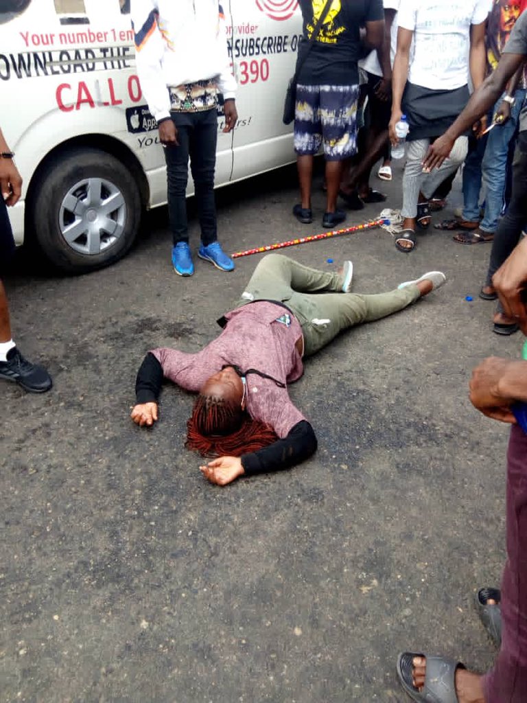 dondekojo's tweet photo. Please can you help identify the lady in the picture, the branded bus or any of the bystanders. Important. Please help share. #EndSARS https://t.co/d5qCwPWm4u