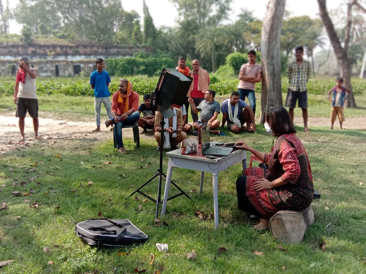BDUTT's tweet photo. My 'Studio' #OnTheRoad in Bihar with an organic live audience #BiharElections https://t.co/9wO43WYJRE