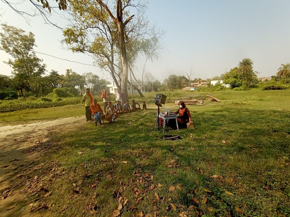 BDUTT's tweet photo. My 'Studio' #OnTheRoad in Bihar with an organic live audience #BiharElections https://t.co/9wO43WYJRE