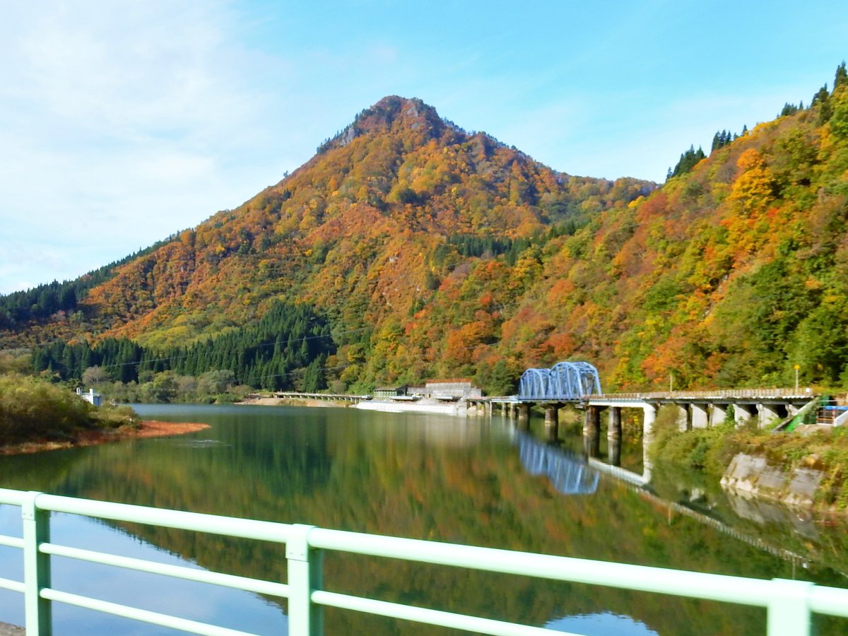 おいでよ 南会津 今日の只見町の紅葉は素晴らしかったですヨ ノ W ノ 1枚目は蒲生岳 2枚目はアイヨシの滝 3枚目は 田子倉湖 4枚目は田子倉ダムから撮った只見ダム 明日10 28 水 も天気が良いみたいなので 国道252号でぜひ 紅葉 六十里越