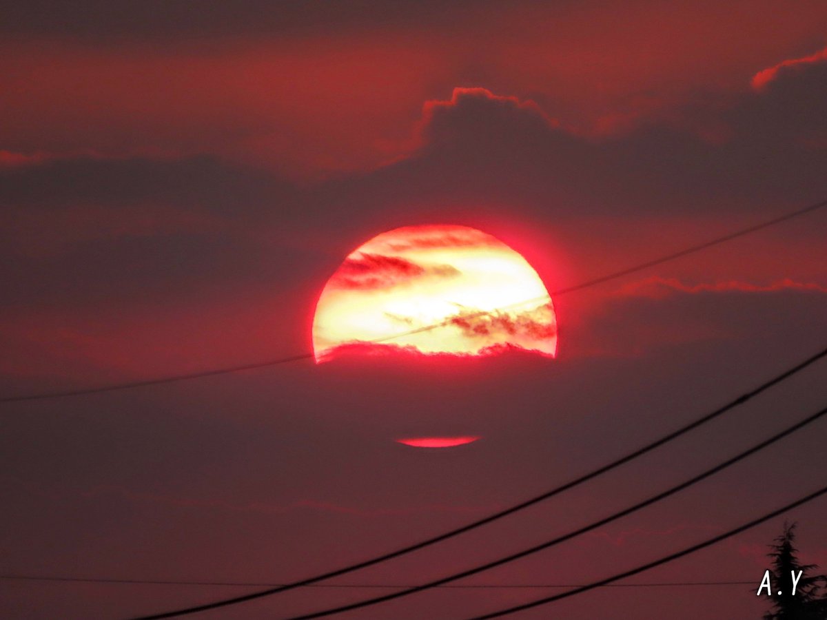 yumeasutw's tweet photo. 真っ赤に焼けました🌇

お疲れ様です🏁
西からダークグレイの雲が、じわりじわりと夕日に襲い掛かりそうな夕空。
雲間を見え隠れしながら、 #夕日 が沈んで行きました♥️

#夕空 #夕焼け #鉄塔 #電線 #電柱
#空の名前
#雲の教室
#sunset
#マジックアワー
#層積雲
#a2020 #a1027 #a202010 #a2020105 https://t.co/ZeN3yIJbfM