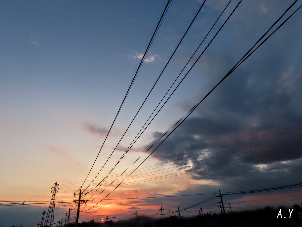 yumeasutw's tweet photo. 真っ赤に焼けました🌇

お疲れ様です🏁
西からダークグレイの雲が、じわりじわりと夕日に襲い掛かりそうな夕空。
雲間を見え隠れしながら、 #夕日 が沈んで行きました♥️

#夕空 #夕焼け #鉄塔 #電線 #電柱
#空の名前
#雲の教室
#sunset
#マジックアワー
#層積雲
#a2020 #a1027 #a202010 #a2020105 https://t.co/ZeN3yIJbfM