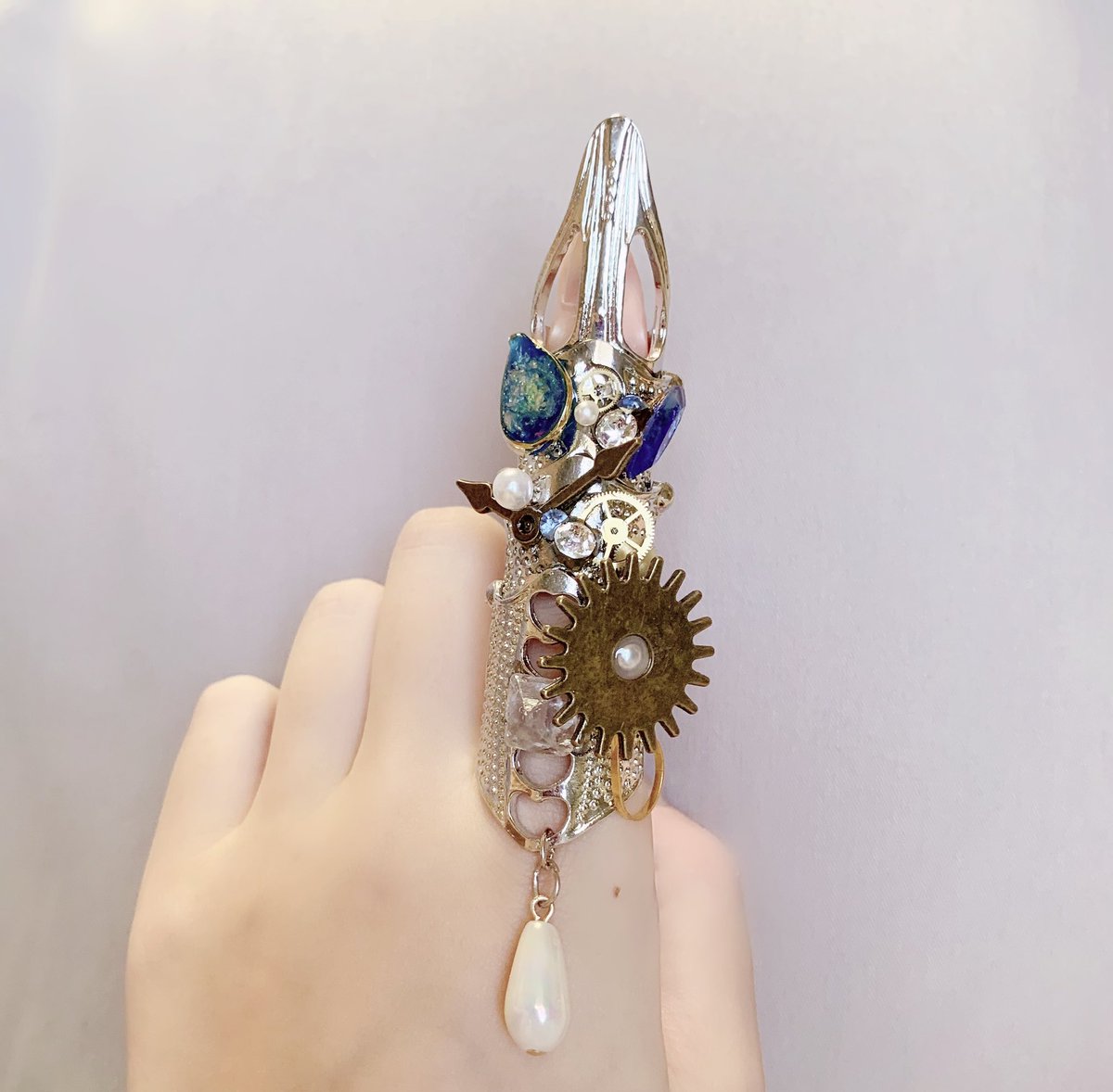 【Armor Ring】
私が作るアーマーリングは一個一個デザイン違うのですが、今回新たに加えたのは「海の底の沈没船」イメージです。
青と銀と歯車とパール…煌めく世界の中にノスタルジーを感じてください。
(多少でしたらその場でサイズ調整可能です。試着もどんどんしに来て下さい!)
#artevarie https://t.co/ojvkBa1rJ3