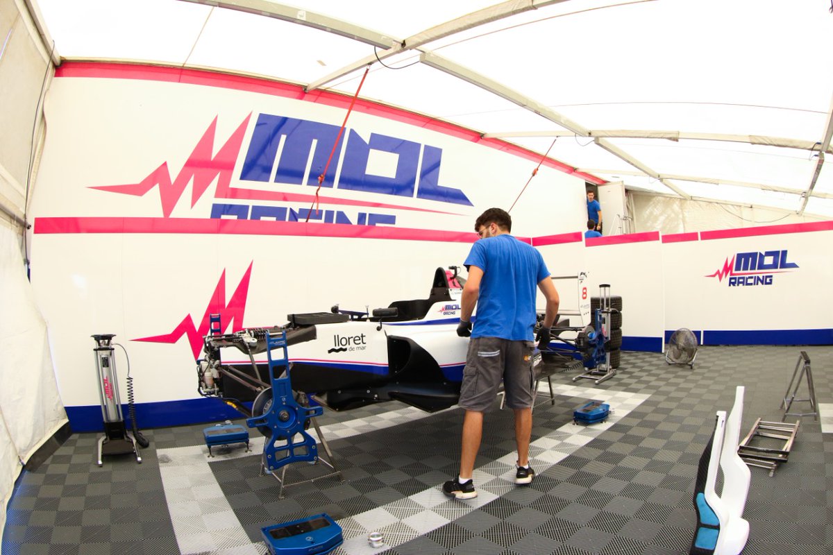 Working hard 💪🏻🔧

#MOLRacing #F4Spain #Formula4