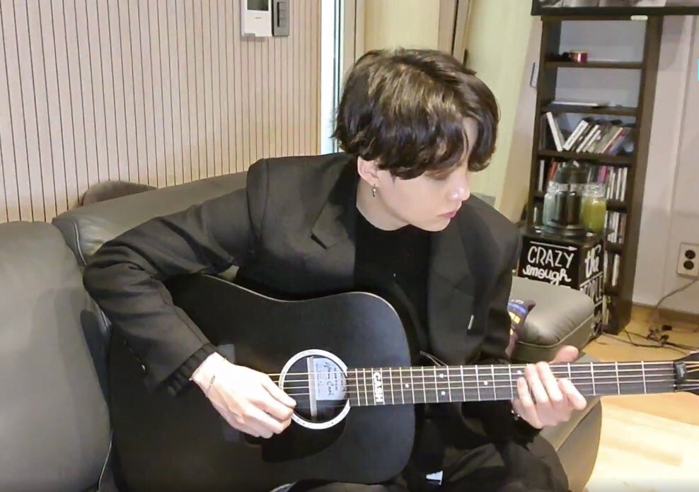 yoongi playing his guitar is sexc af 