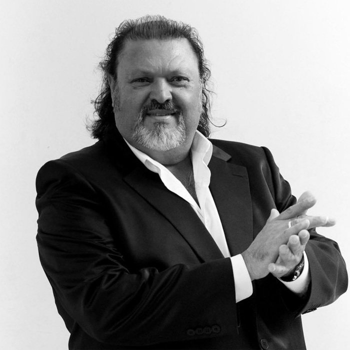 Que lastima que nos hayas dejado tan pronto MAESTRO.
Tu VOZ nunca dejara de sonar.

Nuestro pesame a toda la familia.