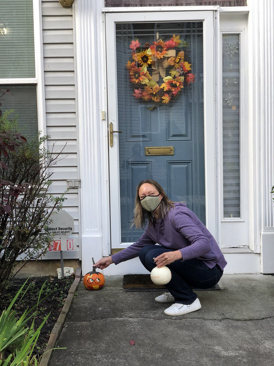 studiocastillo's tweet photo. Alanna and I painted a bunch of pumpkins and sneakily placed them on the stoops of our neighbors! Thanks to Gina and @StudioJJK for the fabulous idea of #pumpKINDNESS. Thereโs still time if you want to join in the fun! โค๏ธ๐โค๏ธ https://t.co/WAYcJsAZfH