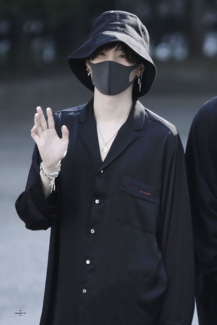 first of all, his all black airport fashion...WTFJDJSK 