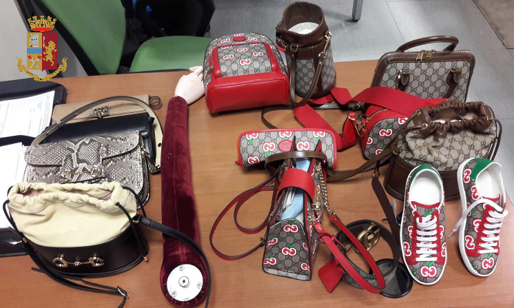 chedisagio's tweet photo. La @poliziadistato ha già recuperato parte della refurtiva che i delinquenti di Torino di ieri sera si erano portati a casa dopo aver sfasciato le vetrine. https://t.co/fnCh3AyYSF