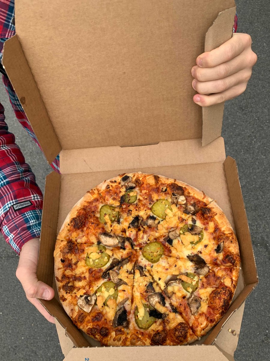 Jáá👏þriðjudagur og það er komið að pizzu vikunnar 😉 hann Moli valdi áleggið í þetta skipti og á pizzunni hans er: ítalskur botn, súrar gúrkur, sveppir, piparostur og chili flögur 🥒🌶 og hlaut pizzan nafnið „Iðnaðurinn”
 
#Pizzavikunnar #samstarf 🤝 <a href="/DPISL/">Domino's Pizza ÍSL</a>