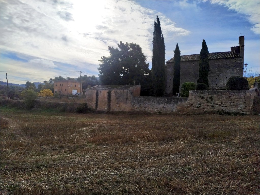 CSikarra's tweet photo. A l' #AltaSegarra, l'església de Sant Pesselaç (Sant Pere de l'Arç) vetlla el camí entre #laSegarraCalafina i la vall del Llobregós.
#segarrejant https://t.co/dR2eAwVUbY