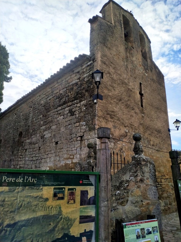 CSikarra's tweet photo. A l' #AltaSegarra, l'església de Sant Pesselaç (Sant Pere de l'Arç) vetlla el camí entre #laSegarraCalafina i la vall del Llobregós.
#segarrejant https://t.co/dR2eAwVUbY
