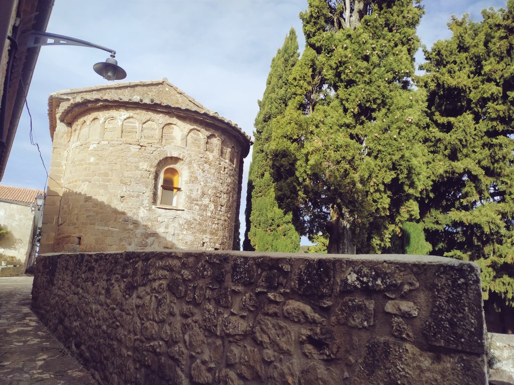 CSikarra's tweet photo. A l' #AltaSegarra, l'església de Sant Pesselaç (Sant Pere de l'Arç) vetlla el camí entre #laSegarraCalafina i la vall del Llobregós.
#segarrejant https://t.co/dR2eAwVUbY