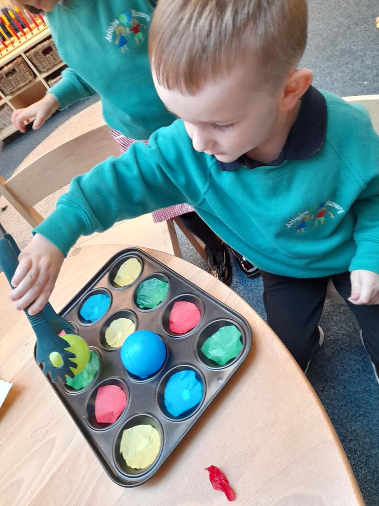 Practicing our fine motor skills using a variety of resources to manipulate to create. S "make high tower" E"roll it" k" you have to squeeze it hard" #antohandwb #creativity #antonumeracy https://t.co/inXqjxIRCQ