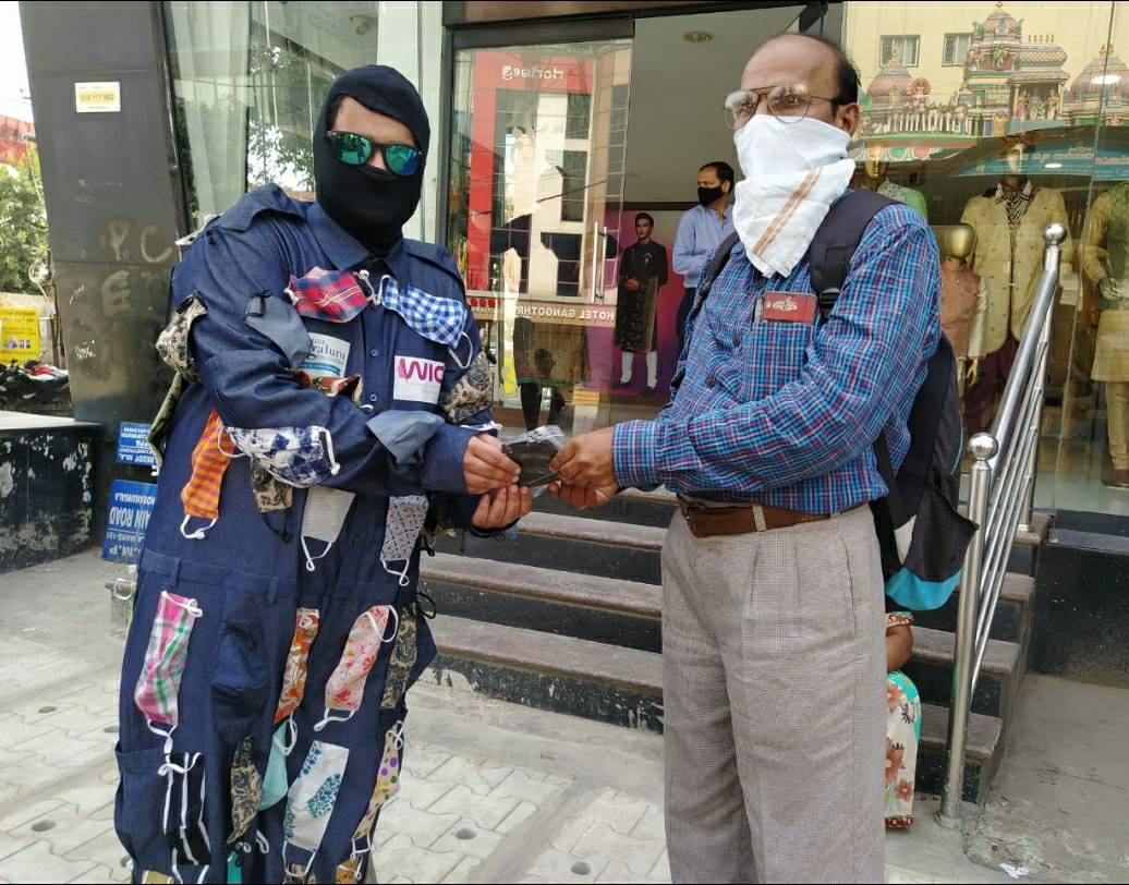 KfcWicci's tweet photo. We are happy to spot the maskot distributing masks in Koramangala. 

The maskot, an in-house  production along with @Namma_Bengaluru  will be seen at various spots in Bengaluru distributing #masks to the public &amp; educating them on how to wear it right. 

#MaskOnSpitNot https://t.co/HooldkCFlg