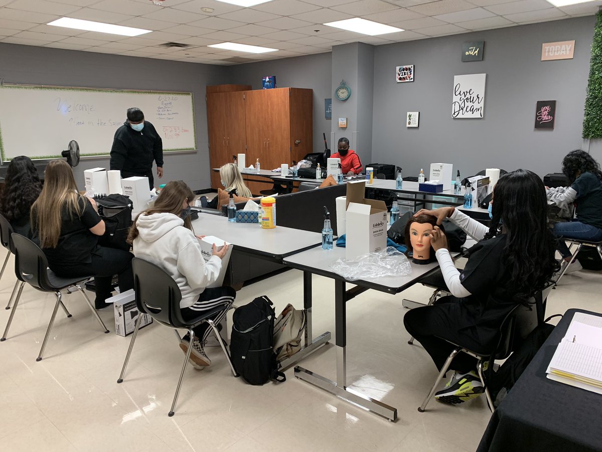 It’s like Christmas in the intro to Cosmo class. They got their kits!@DentonATC <a href="/ATCCosmo/">ATC Cosmo</a>