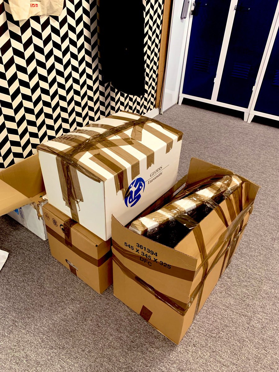 Loumahi's tweet photo. Quand une page se tourne... 10 ans plus tard, 3 cartons plein d’histoires, d’anecdotes, d’expériences et de rencontres incroyables ... #teamSNCF #nouvelleaventure @GroupeSNCF https://t.co/vODFSWTKXs
