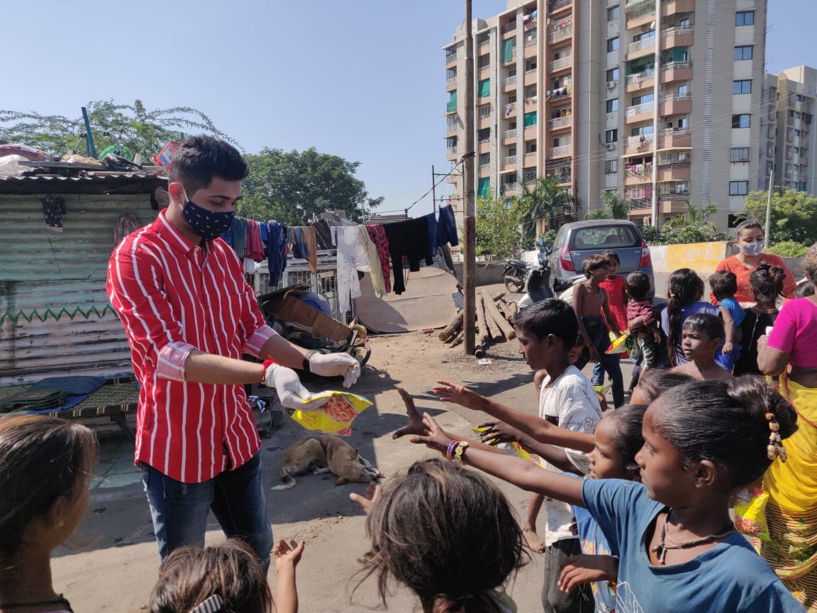wehelphelpers's tweet image. Sometimes a small gesture by you could mean the worldto someone else
Be the reflection of goodness in the society.The cost is little yet the reward is rich A sight of our volunteers in Nadiad distributing 50+food packets along with more than 50sweet waffle delights among the poor