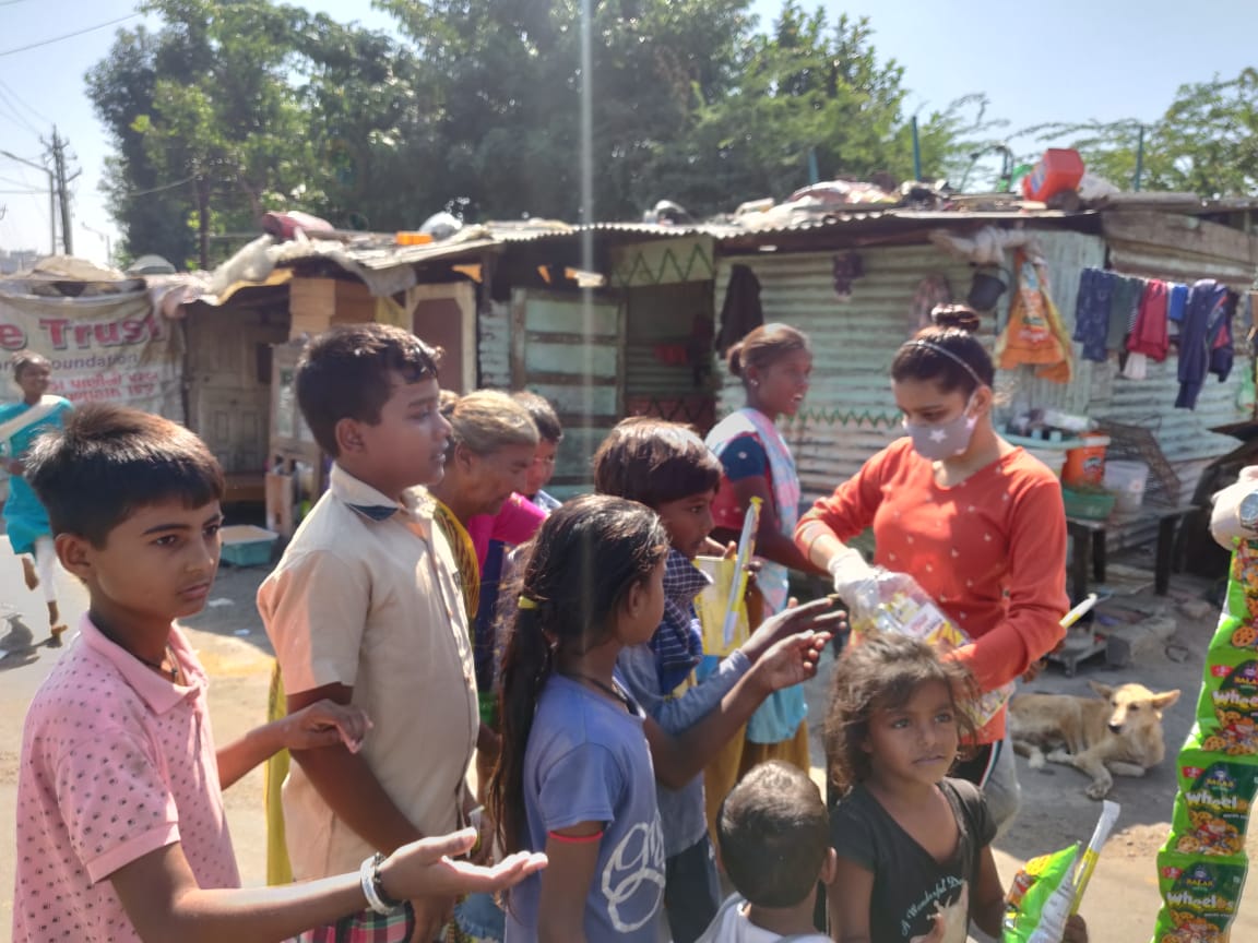 wehelphelpers's tweet image. Sometimes a small gesture by you could mean the worldto someone else
Be the reflection of goodness in the society.The cost is little yet the reward is rich A sight of our volunteers in Nadiad distributing 50+food packets along with more than 50sweet waffle delights among the poor