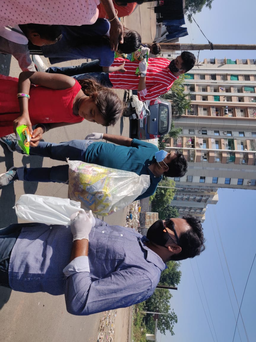 wehelphelpers's tweet image. Sometimes a small gesture by you could mean the worldto someone else
Be the reflection of goodness in the society.The cost is little yet the reward is rich A sight of our volunteers in Nadiad distributing 50+food packets along with more than 50sweet waffle delights among the poor