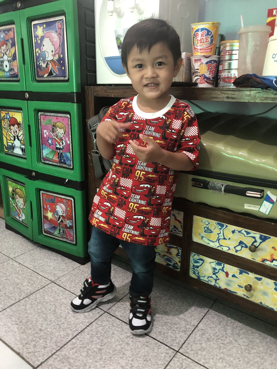 Liat anak segede ini, siap-siap nanti tiap malem minggu minjem kunci mobil. Duh nak.. Abahmu belum siyap~