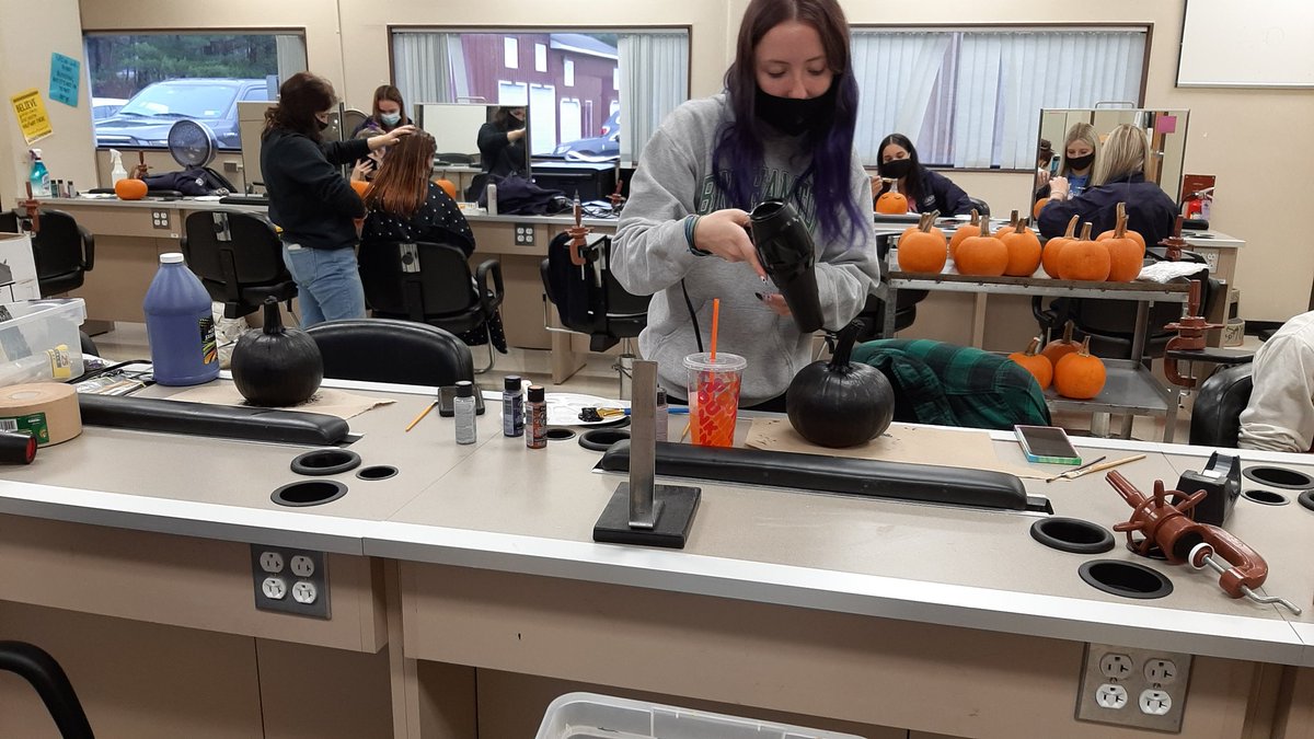btcosmo1's tweet photo. Painting pumpkins with the senior class and the junior class. Mrs. Wallace and Mrs. Reilly @BTCareerTechED https://t.co/ntD3ioSTrP