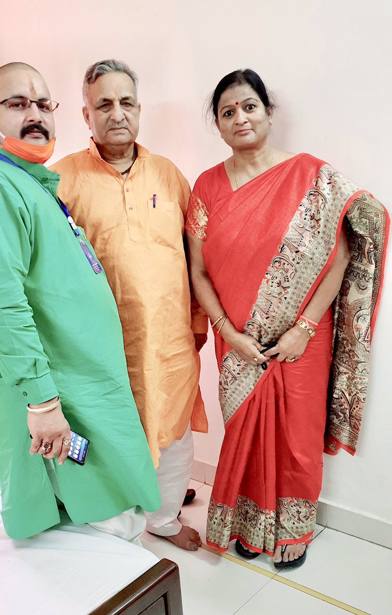 आज #भाजपा के वरिष्ठ नेता, 
पूर्व मंत्री (उत्तर प्रदेश सरकार),
पूर्व प्रदेश उपाध्यक्ष ( <a href="/BJP4UP/">BJP Uttar Pradesh</a> )
आदरणीय श्री #हरिद्वार_दुबे जी को 
#राज्यसभा सदस्य के चुनाव हेतु नामांकन के पश्चात्
उन्हें विजय की अग्रिम #बधाई एवं शुभकामनाएं दी।💐🙏